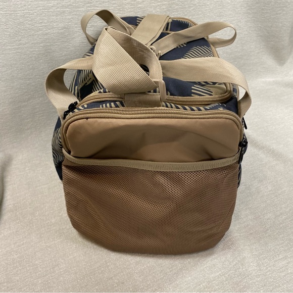 Nike Brasilia Men's Tan and Black Duffel Bag with Neon Logo Running - Picture 3 of 9